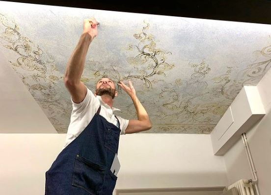 Alessandro, l'artista delle decorazioni: «Ho divorato il mestiere, ora raccolgo quel che ho seminato»