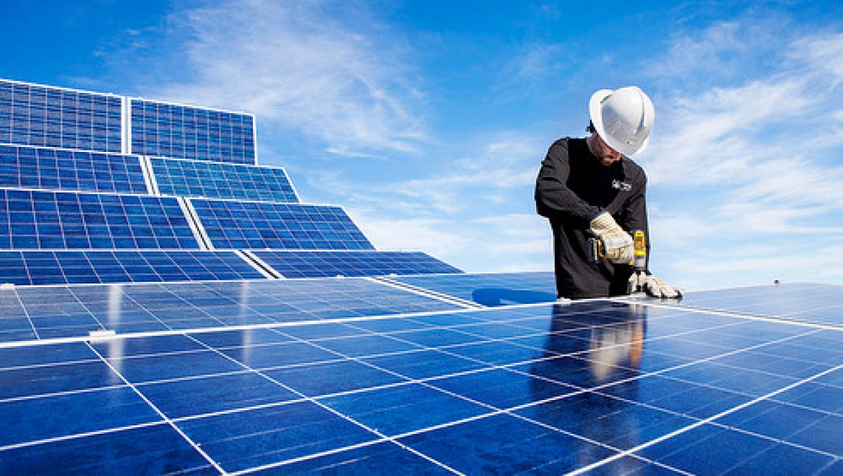 Il futuro è green: 10 milioni per le Pmi meno energivore e il boom lombardo delle auto ibride