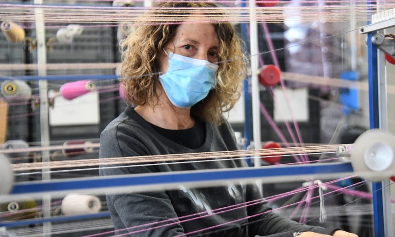 Meno donne al lavoro, lavanderie in rosso e la formula matematica salva-imprese