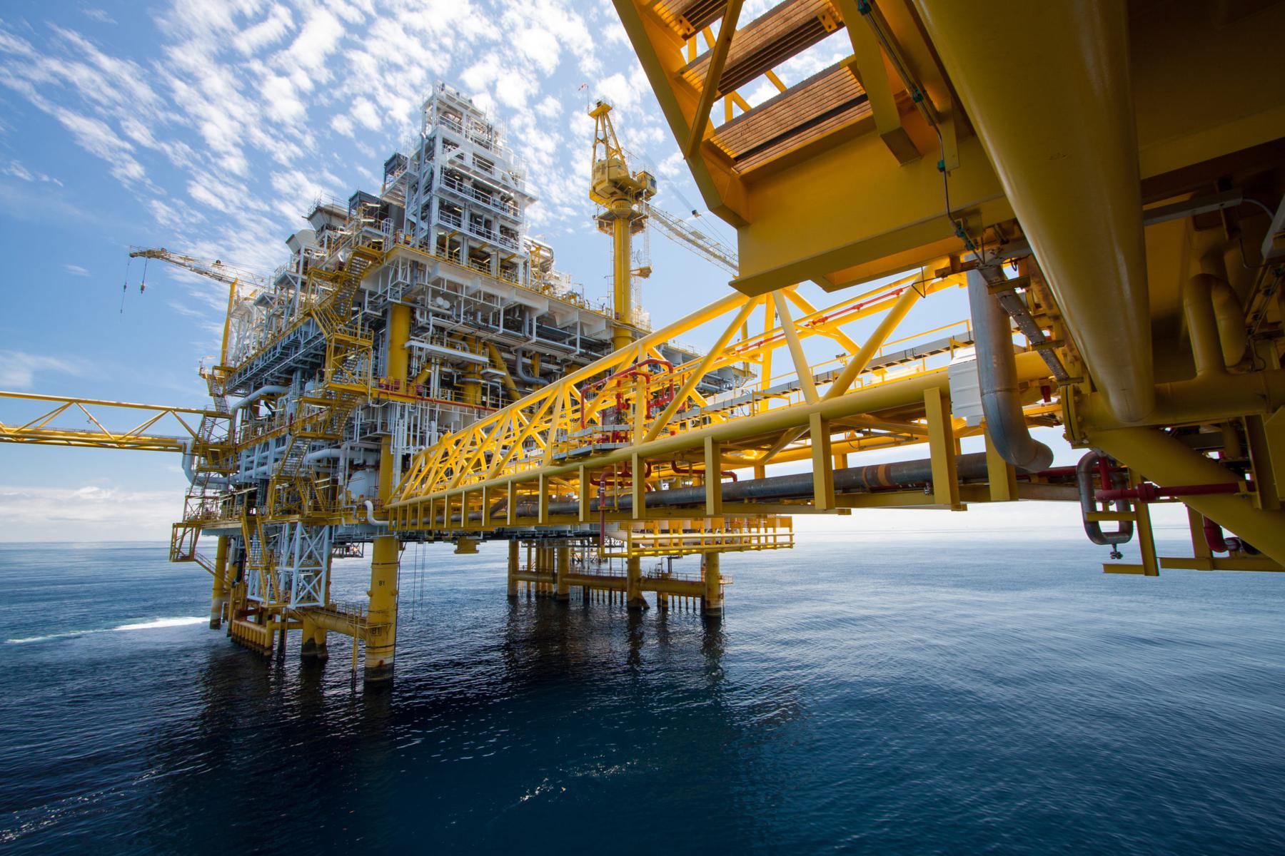 Con la sfida sul gas russo decolla l'inflazione. In Italia, rinnovabili bloccate e meno metano