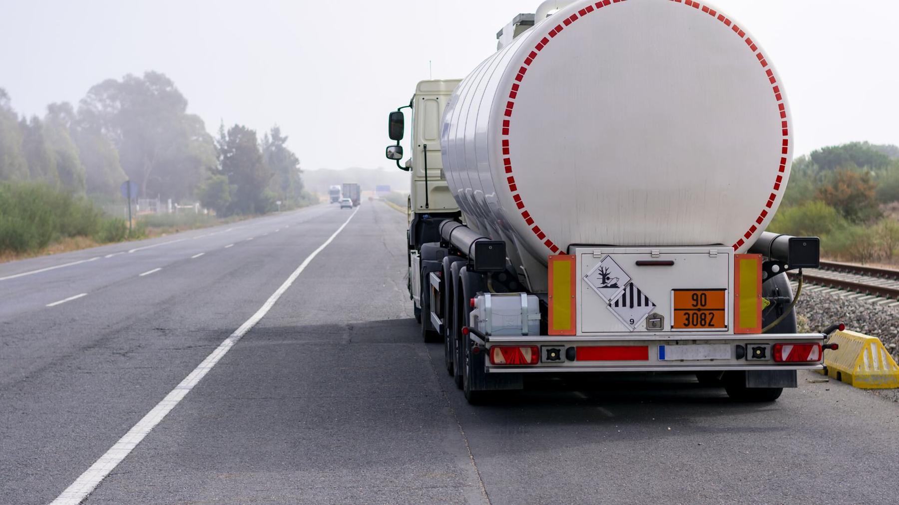 Mezzi pesanti e trasporto oggetti esplosivi: il calendario 2023 delle limitazioni fuori dai centri abitati