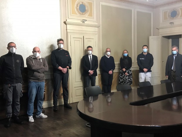 400 panettoni, un ventilatore e un alto flusso: il mondo del lavoro sostiene l’ospedale di Circolo