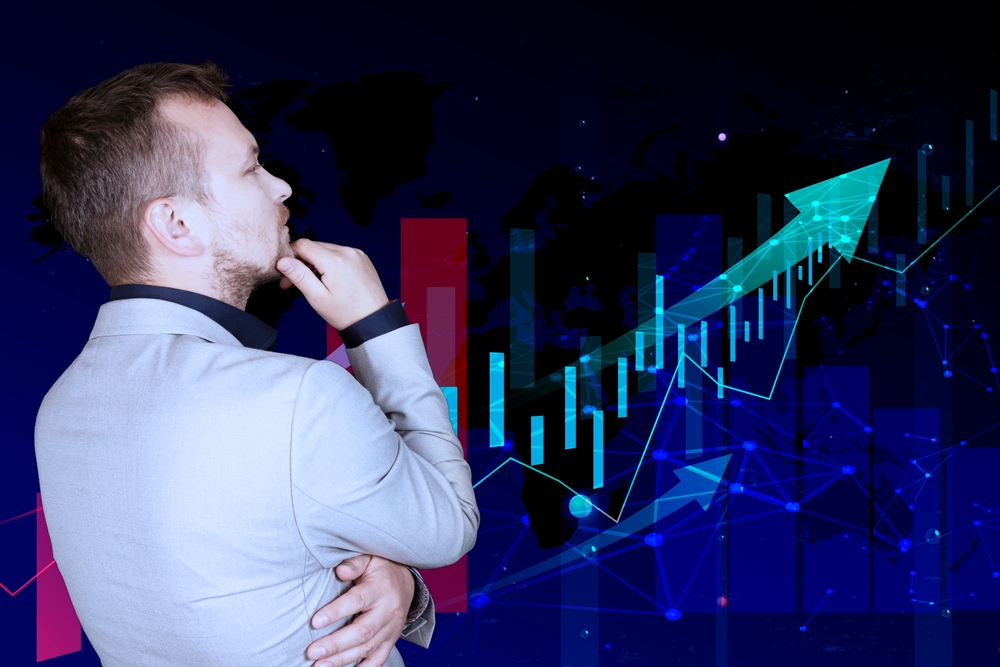 Grafico di prezzi energetici in salita su schermo di computer in ufficio