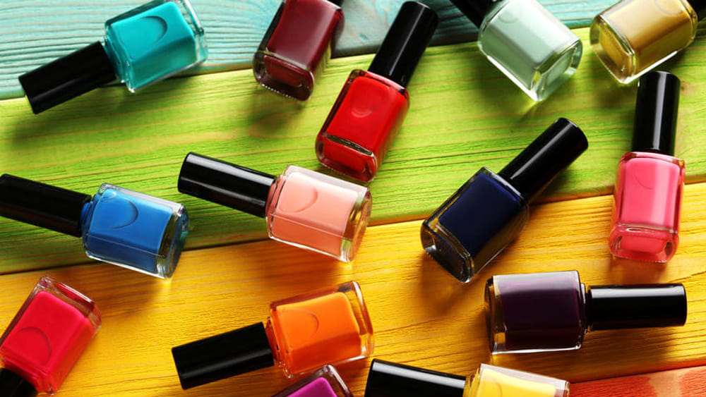 Smalti o gel con Tpo: nessun illecito se immessi sul mercato prima del 1° settembre 2025