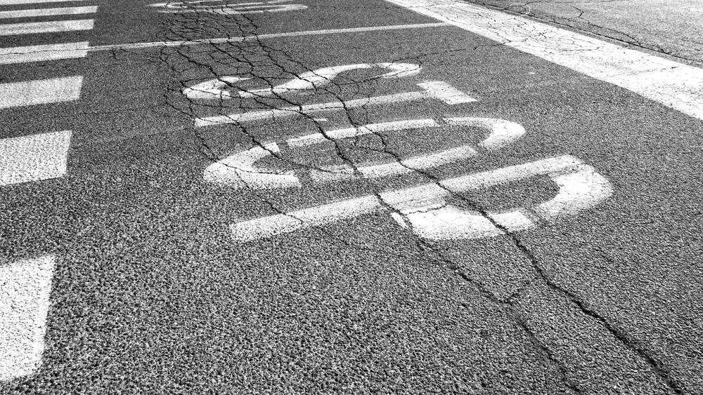 Autotrasporto, tornano i divieti: stop domenica 16 maggio